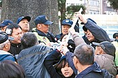 二二八前夕基隆拆蔣銅像被阻…警民爆衝突