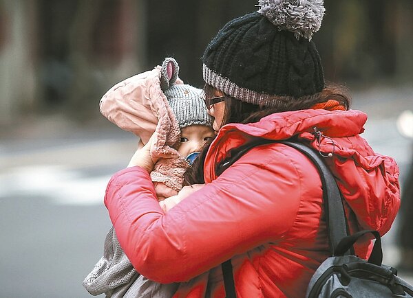 天氣冷颼颼,民眾穿著包得密不透風。 報系資料照