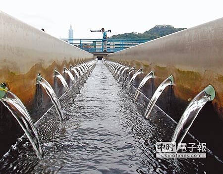 環保署去年抽驗全台自來水供水系統的水質項目,其中3淨水場及關西配水點被驗出鋁超標,喝多恐導致腦病變。(本報資料照片)