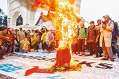 228事件70周年　獨派燒國旗、丟雞蛋