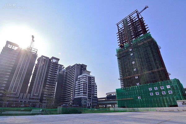 新莊副都心旁建物與結構體。(好房網News記者 陳韋帆/攝影)