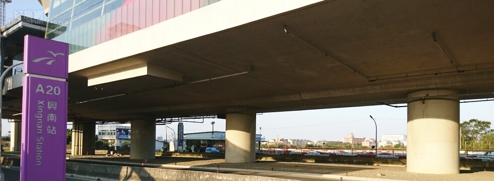 機捷A20站區段徵收開發案,預計將於2018年上半年辦理區段徵收公告,下半年辦理公共工程施工,預計2年內開發完成。本區以「田園住宅社區」為規劃理念,也規劃0.95公頃土地興建社會住宅。 也將在明年規劃0.95公頃土地興建社會住宅