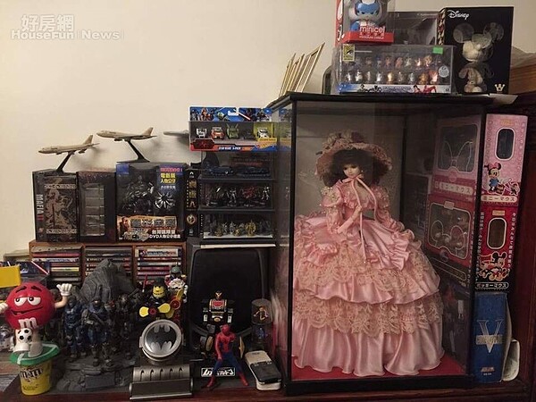 4.	各式美漫公仔收藏，一旁是母親的歐洲娃娃，純手工製作，價值不斐。
