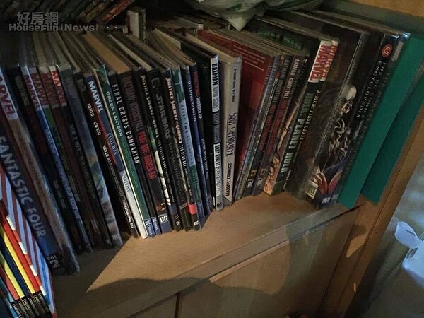 3.	POPO從大三迷上美漫，書架上全是原著漫畫。
