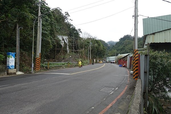 新北市新店安坑的薏仁坑路,原為溝渠用地,現已改為道路用地。(新北市城鄉局提供)