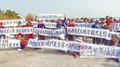 大鵬灣要生存　漁民拉白布條抗議