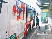 初選激烈　公車、車站燈箱成新戰場