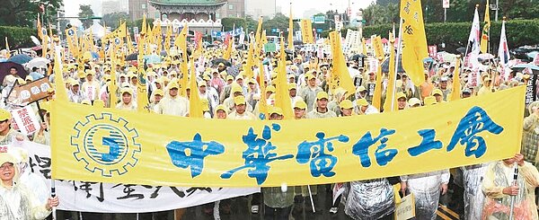 政府正如火如荼推動年金改革,國營事業工會也抓緊機會,爭取從優改領勞保年金。據了解,包括中華電信工會及台船工會等,都透過國家年金委員會委員提案,希望將民營化前已結清的公保年資補償退回銓敘部,改將公保年資併入勞保,以便符合勞保年資滿15年才能領年金(月退)的資格 報系資料照