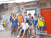 颱風吹掀屋頂　志工幫獨老蓋屋