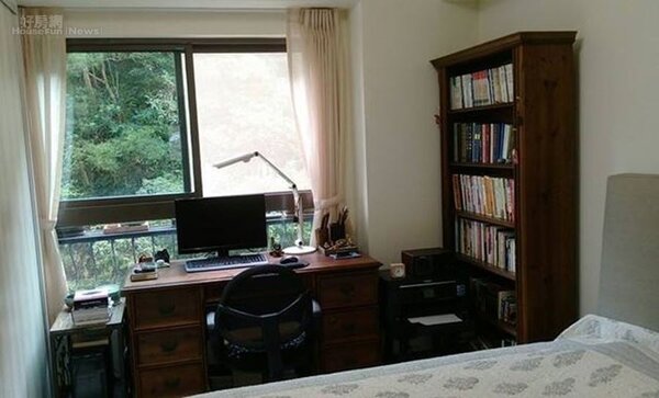 3.	臥房書桌前是山景綠窗。
