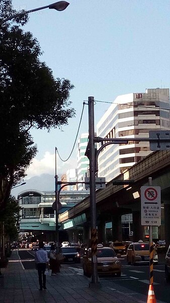 5. 捷運南京復興站位處台北市中心,周邊房價具抗跌性。