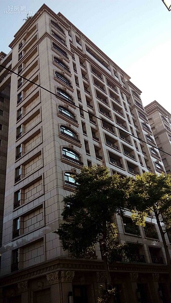 4.「圓頂世紀館」緊鄰朱崙街,外觀典雅氣派。