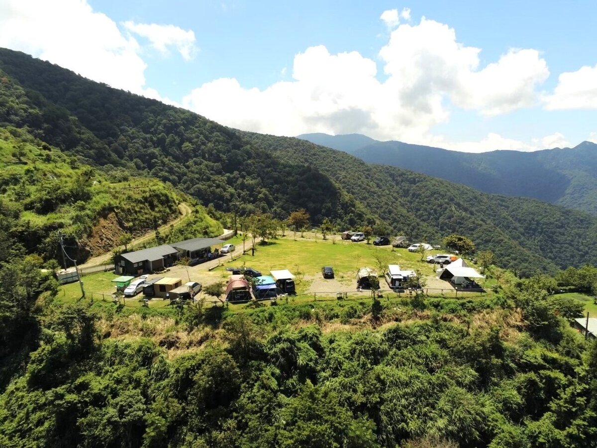 桃園市露營場多集中在復興區，但受地形、水保及建管等條件限制，合法化進度緩慢，市府表示已成立專案小組跨局處協助業者加速申設。圖／桃園市觀旅局提供
