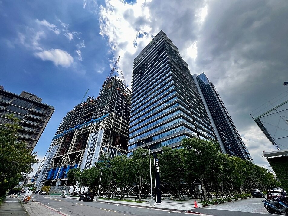 國產建材實業企業總部基地緊鄰NVIDIA輝達研發中心進駐的「潤泰玉成大樓」。圖/國產建材實業提供