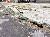 雨毀路基 暖暖爛路步步驚心