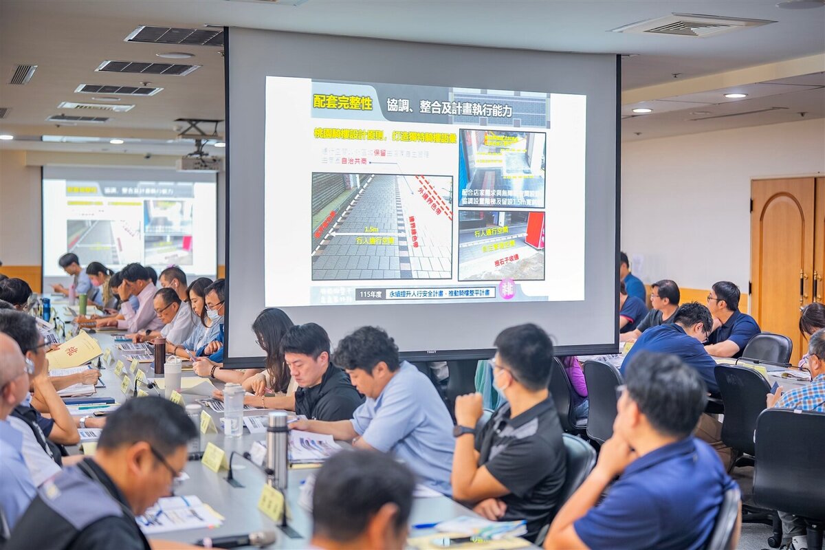桃市8月道路交通安全會報，推動騎樓整平計畫打造連續友善人行空間。圖／桃園市政府提供