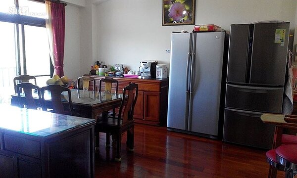 3. 整棟地板都鋪陳柚木,簡單擺設樸實舒適。