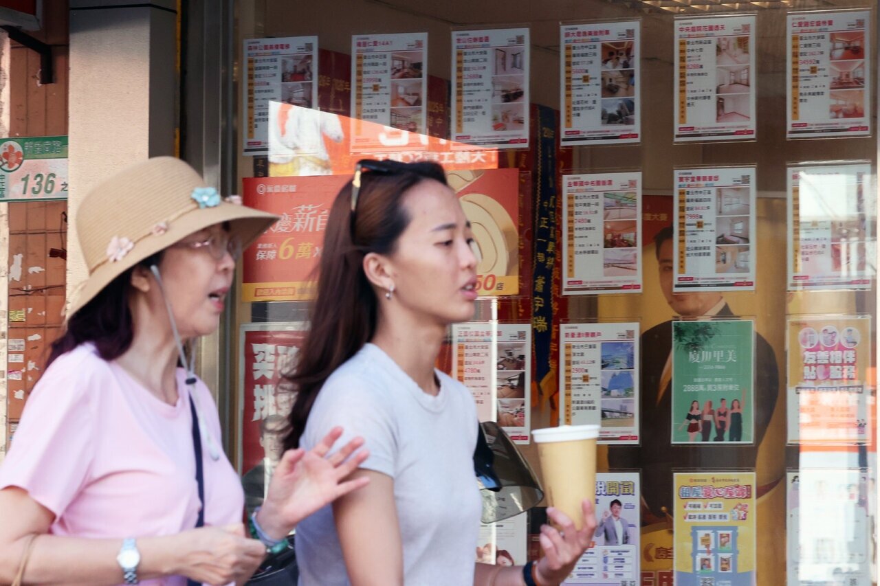 台北市不動產開發公會以房市面臨「60年最慘」為由呼籲政府解除第二戶貸款管制並提高豪宅門檻，但房板網友直指房價根本沒跌，紛紛開酸「降價賣就解決了」。記者蘇健忠／攝影 
