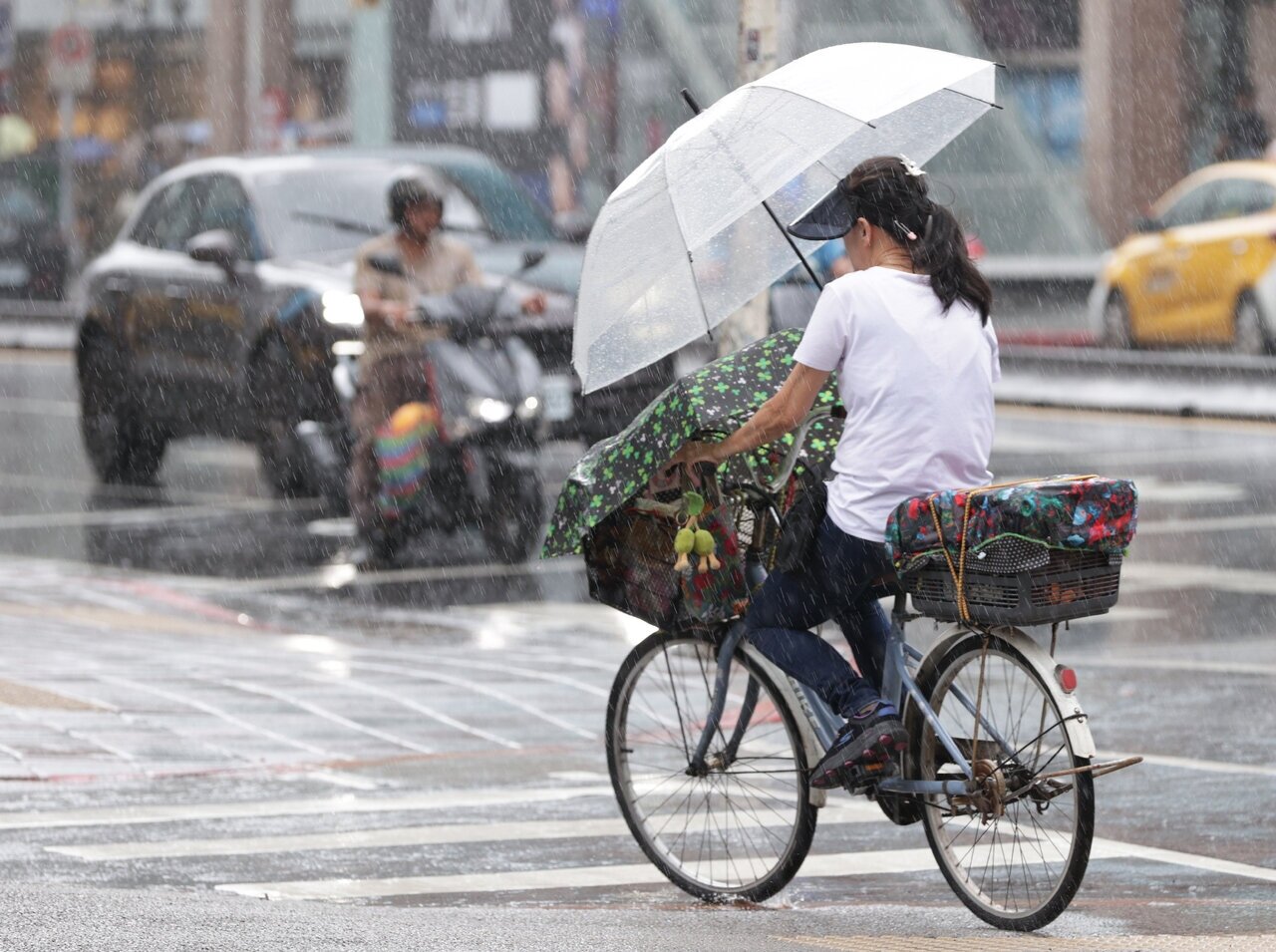 低壓帶影響，易有短延時強降雨，中央氣象署發布大雨特報。聯合報系資料照 