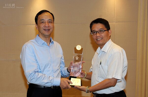 邱局長獻獎朱市長(圖/新北市政府城鄉發展局提供)