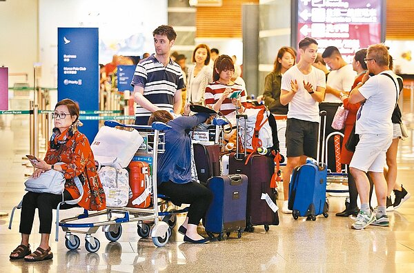 桃園國際機場公司為了籌措建設經費,最快明年起調漲收費,漲幅約兩成至三成。 報系資料照