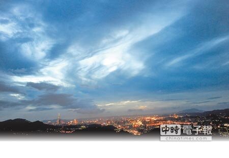 強颱海馬持續朝巴士海峽進逼，中央氣象局指出，依照目前路徑，預計最快今日早上發布海上颱風警報。台灣北部天空氣流也顯得不穩定，雲朵快速地移動。（鄭任南攝） 