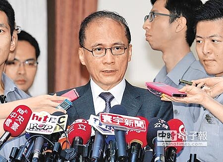 
行政院長林全18日到立法院備詢前受訪表示，政府推動「電業法」修法是希望發展綠電，可以減輕台電負擔。（姚志平攝）
 