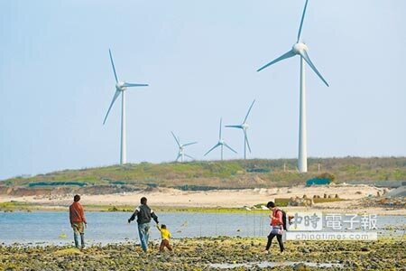 澎湖自然生態非常棒,政府將把澎湖打造成低碳島。圖為民眾參觀澎湖奎壁山地質公園,身後有風力發電風車。(本報資料照片)
