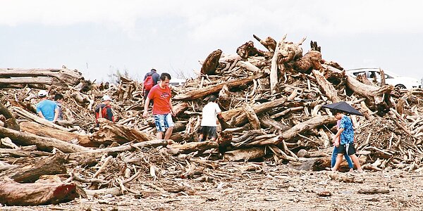 漂流木開放撿拾，對避免珍木撿拾爭議，宜縣府表示，未來將災後1個月內就清理完成。 圖／本報資料照