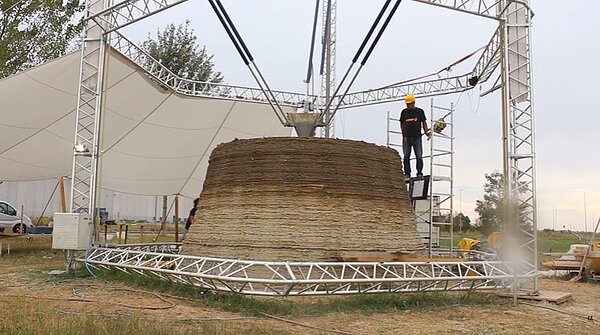 3D列印技術越來越廣泛,現在也能運用在蓋房子上。(翻攝自youtube)