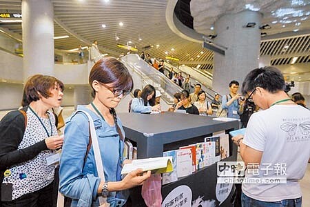 冠德玉山教育基金會串連設計師在5個捷運站設立創意微型圖書館,提供民眾自由借閱及捐贈書籍,享受通勤閱讀的樂趣。圖為姚仁祿設計的「書香好宅」。(陳仁萱攝)