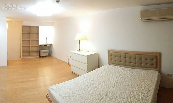 5.上層空間擺一張雙人床不擁擠。
