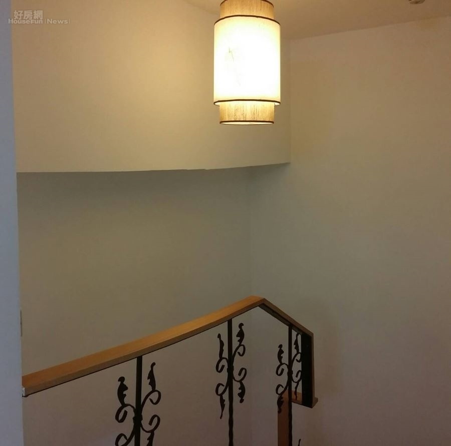 7.轉角樓梯簡單的黃燈裝飾。