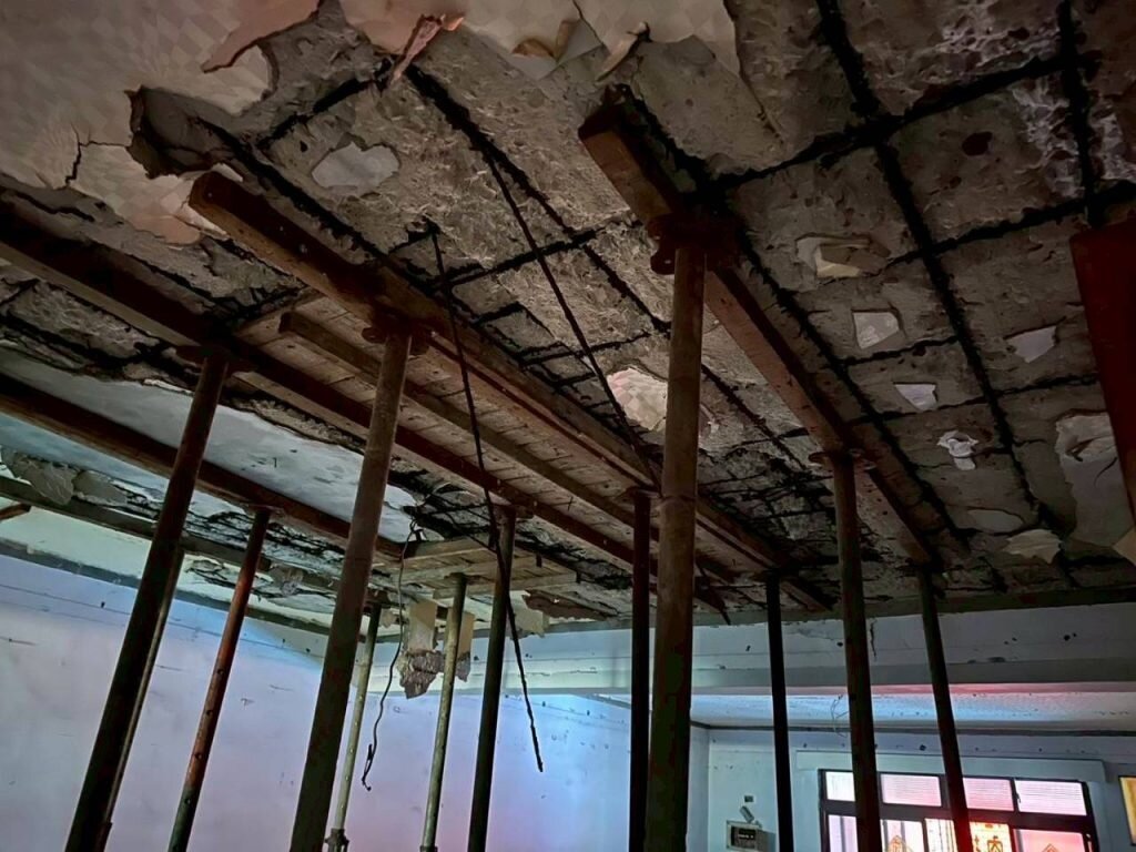 樹林文林段自主更新會總幹事吳秀英秀出當時惡劣的屋況。圖／新北樹林文林段自主更新會