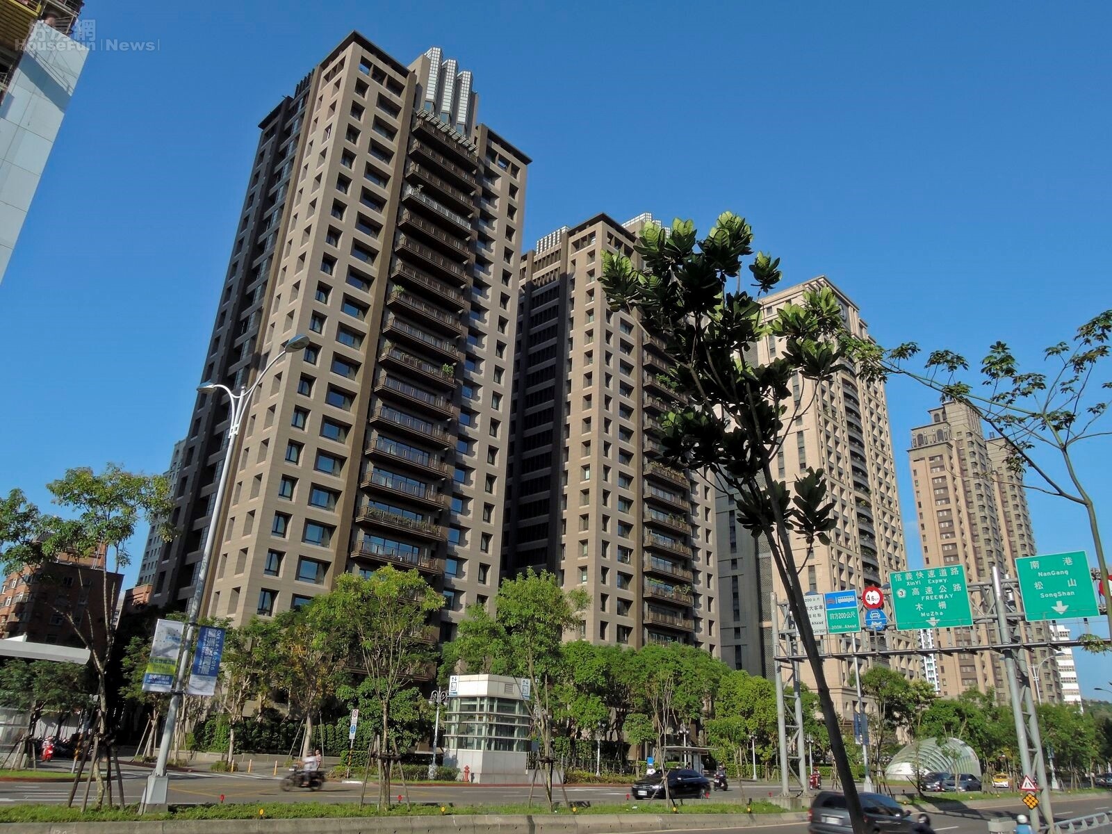 捷運象山站旁豪宅群聚。(好房網News記者 陳韋帆/攝影)