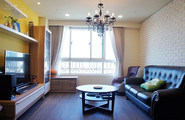 3.不死兔夢想的家中一定要有實木地板、水晶吊燈、文化石牆等元素,搭配極簡風格傢俱,呈現美式鄉村風的氛圍。