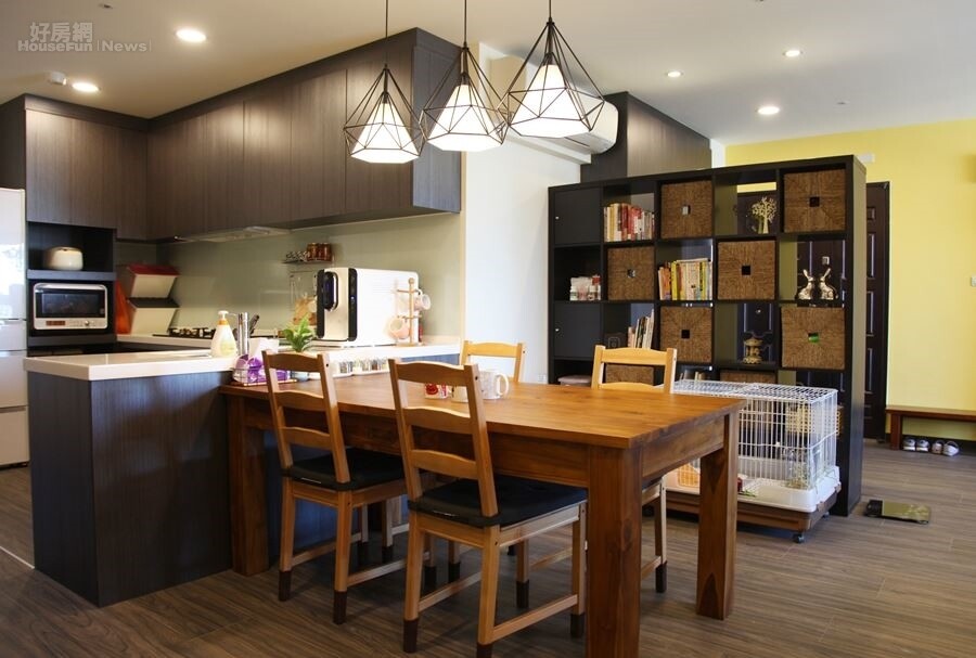 4.不死兔將原本3+1房格局的和室拆掉,改建成開放式廚房,包括流理台、烘碗機…等皆特別訂做。