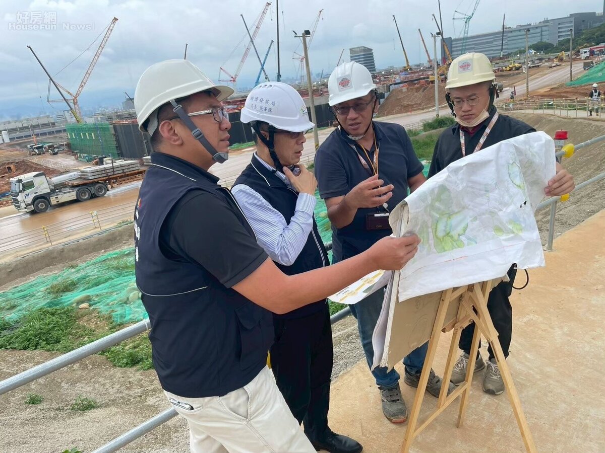 台中市經發局長張峯源協同市府團隊與台積電相關人員確認建廠需求。圖/台中市政府