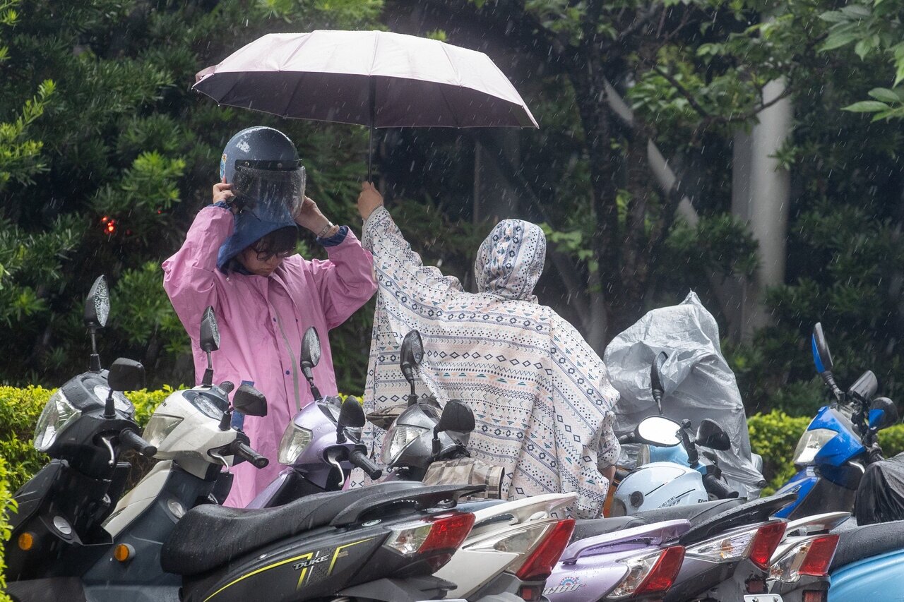今天受低氣壓影響及西南風增強，易有短延時強降雨，中央氣象署發布屏東縣、台東縣大雷雨即時訊息。聯合報系資料照 