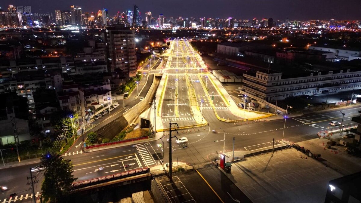 金黃燈光照映下的夜間台中市政路，被形容猶如通往工業區的黃金大道。圖／台中市政府