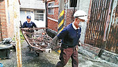 母子蝸居火燒屋　志工幫修繕