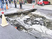 馬路2周塌8次　停水民怨起
