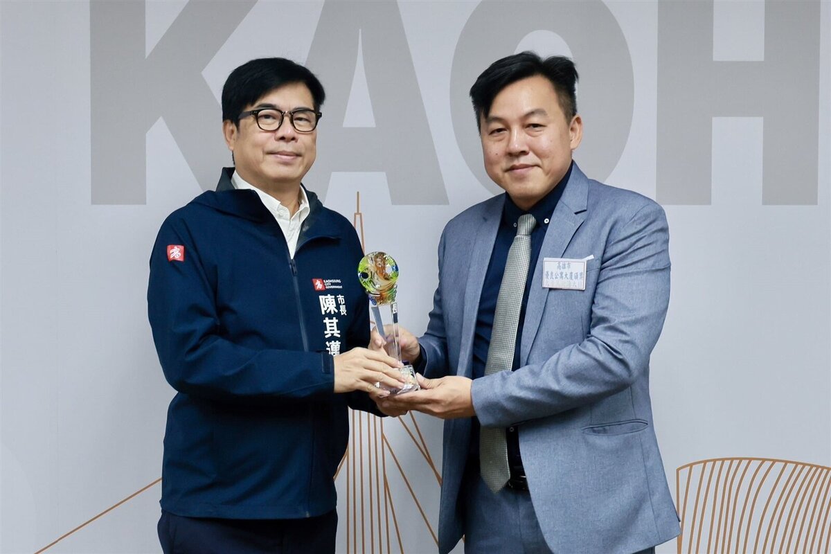 高雄優良公寓大廈出爐，陳其邁表揚17棟績優社區。圖／高雄市政府工務局提供