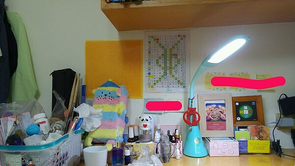 書桌上有收納籃放置雜物,也有各式保養品。(翻攝自PTT)