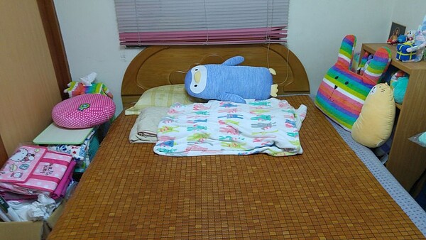 我的房間很亂嗎？網友分享臥室照，卻被網友指稱「真的亂！」。（翻攝自PTT）