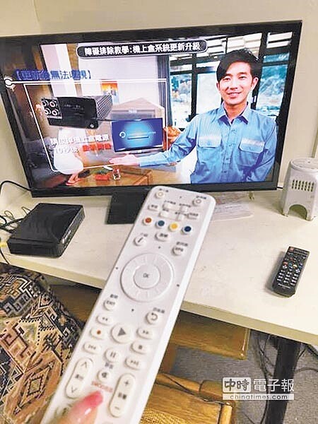 明年確定降價!桃園市有線電視費率每月為530元,市議員李光達指出,桃園市的費率比起鄰近縣市都還要高,應該要研擬降價,市府新聞處長張惇涵表示,全區數位化明年應可達到60%,不過3間有線電視滿意度未達到75%,目前僅62%(見圖,甘嘉雯攝),市長鄭文燦指示新聞處研擬降價方案,將在11月30日前提費率委員會審議。