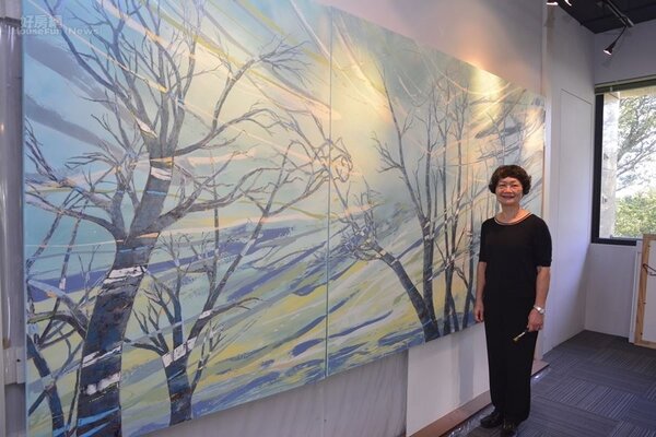10.牆上這幅畫是一個初冬清晨，林桂華將窗外林影揮灑停格。