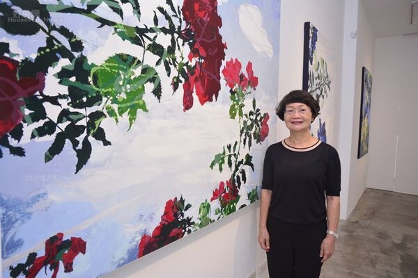 1.董娘林桂華朝畫家之路邁進，旁為她的作品《逆》。

