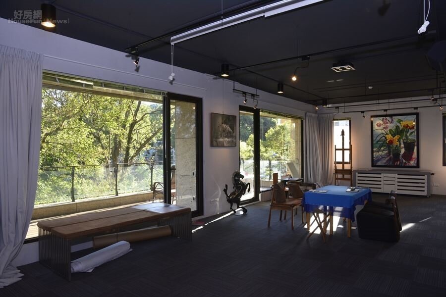 7.畫室的落地窗外,大片樹林令人靜喜。