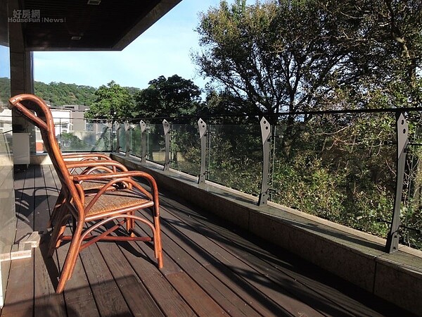 8.戶外還有露臺可親近山林綠意。